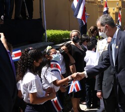Don Felipe recibe el cariño de unos niños a su llegada a la Asamblea Legislativa para asistir a la Ceremonia de Transmisión del Mando Presidencial
